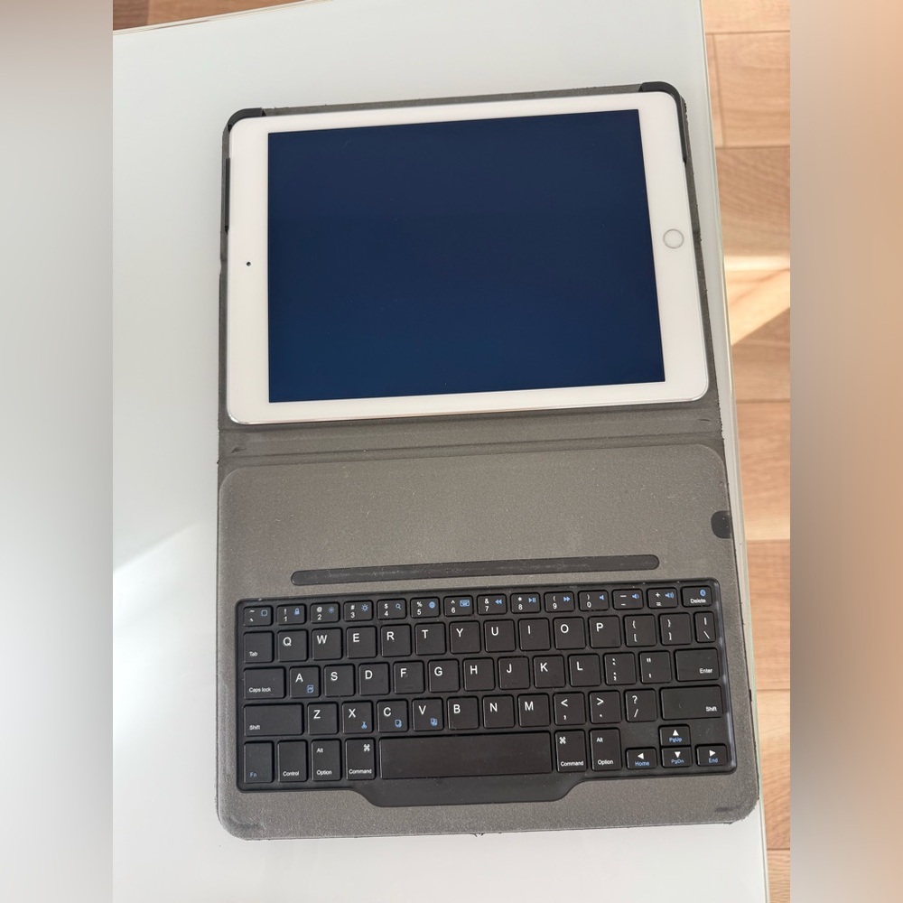 Apple iPad Air 2 with Anker Keyboard Case - Picture 2 of 7